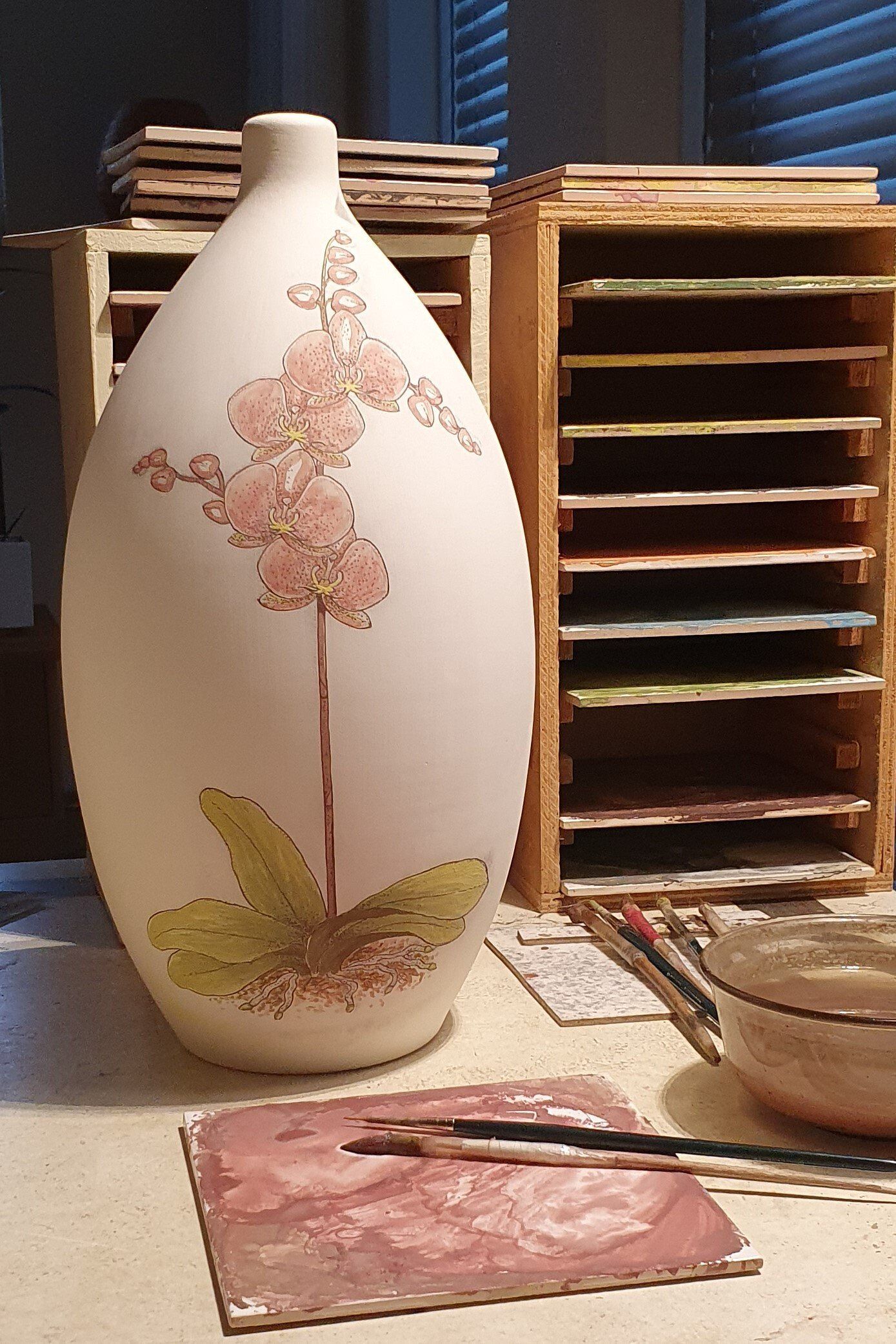 maatwerk urn, hand beschilderd, urn met roze orchidee