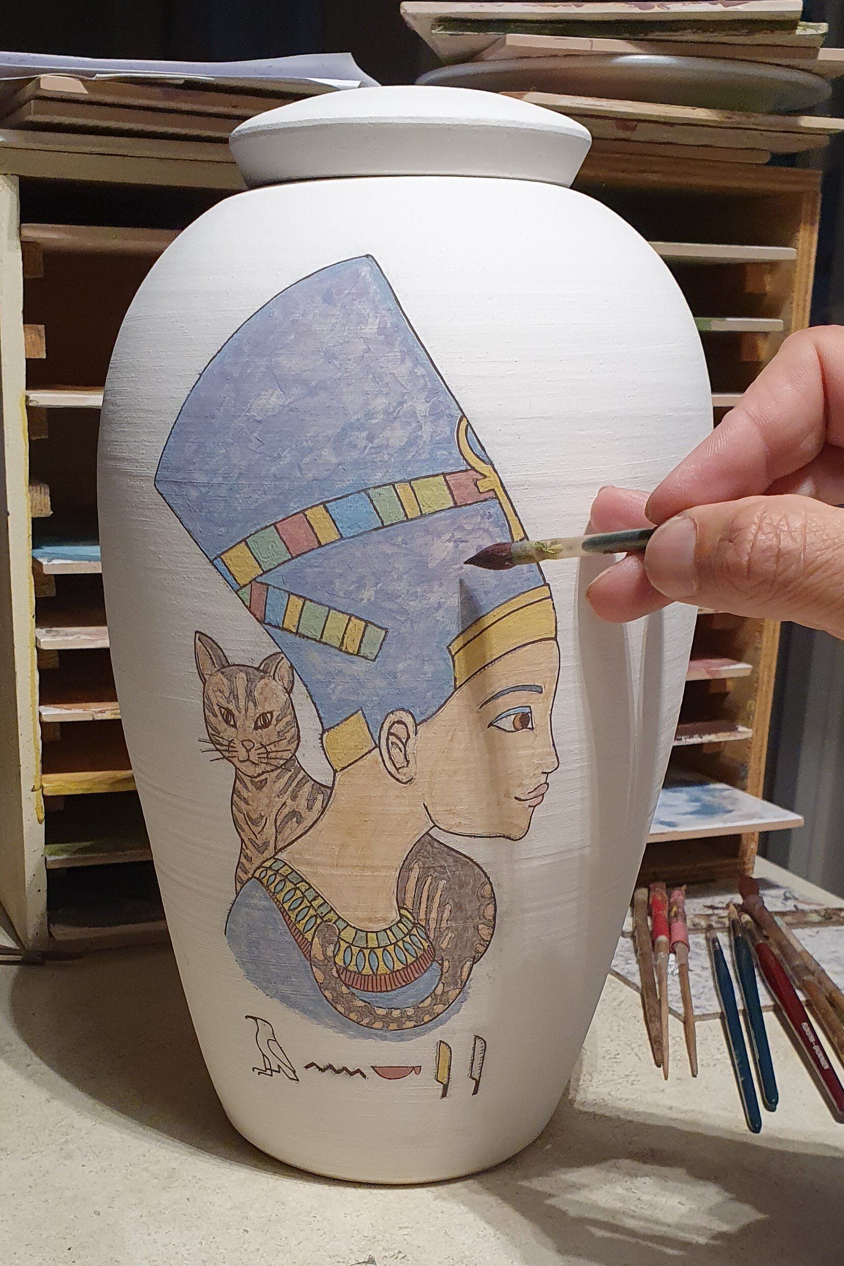 vlinderurn.nl urn met Egyptische afbeelding Nefertiti