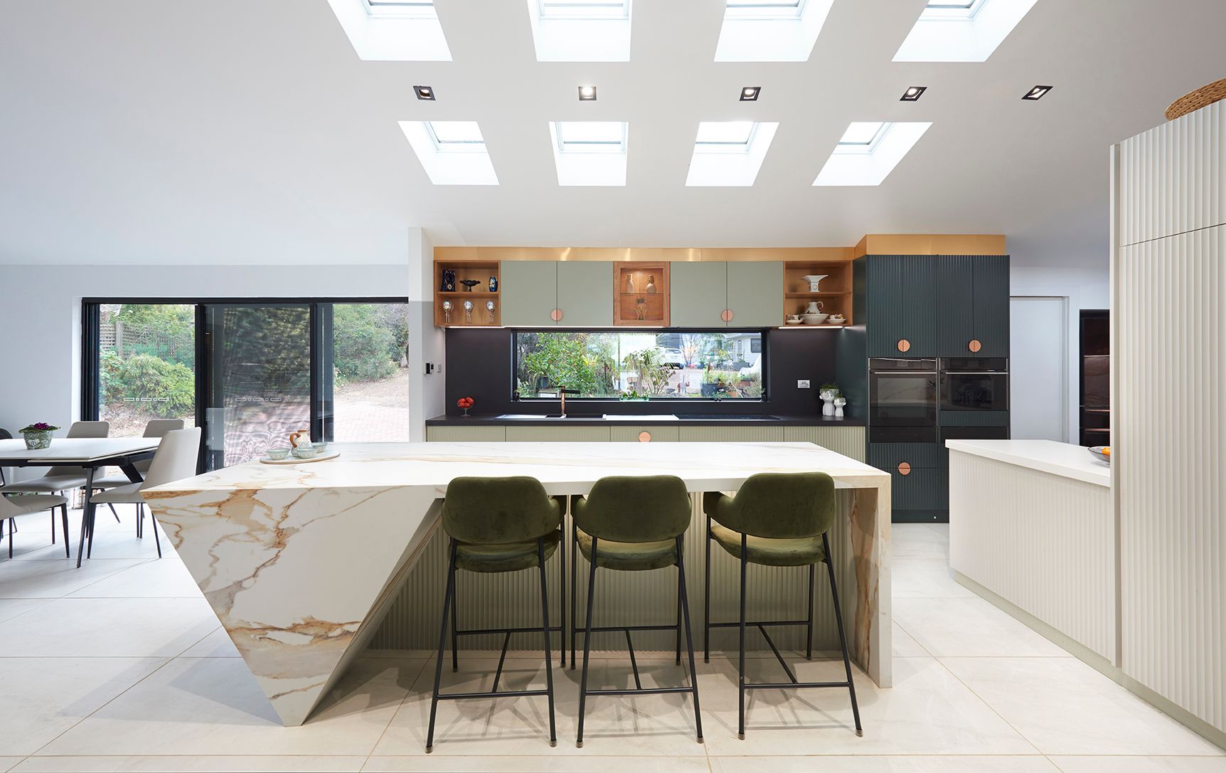Contemporary stone island kitchen design
