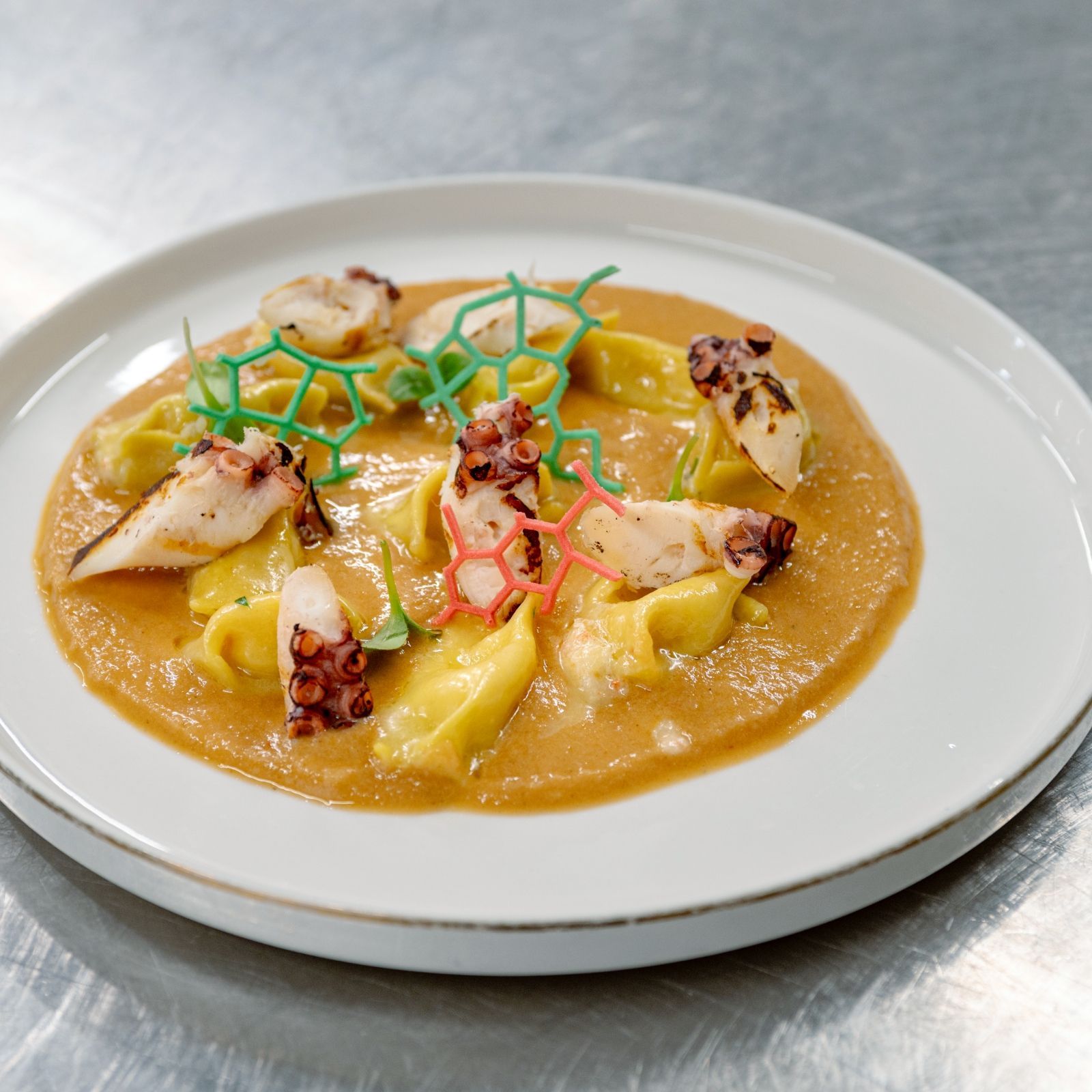 Un primo piano di un piatto di cibo su un tavolo