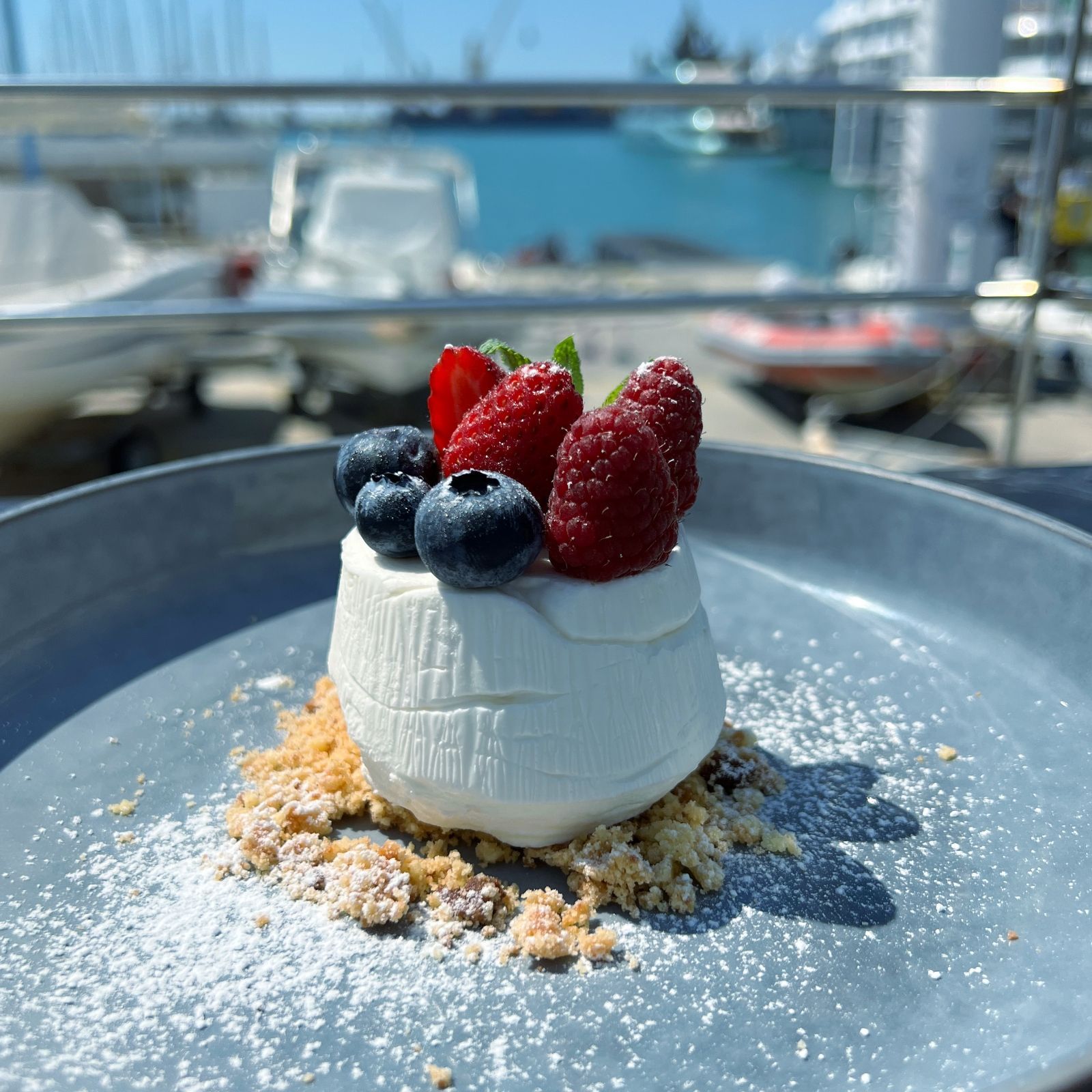 Un dessert su un piatto con fragole e mirtilli sopra