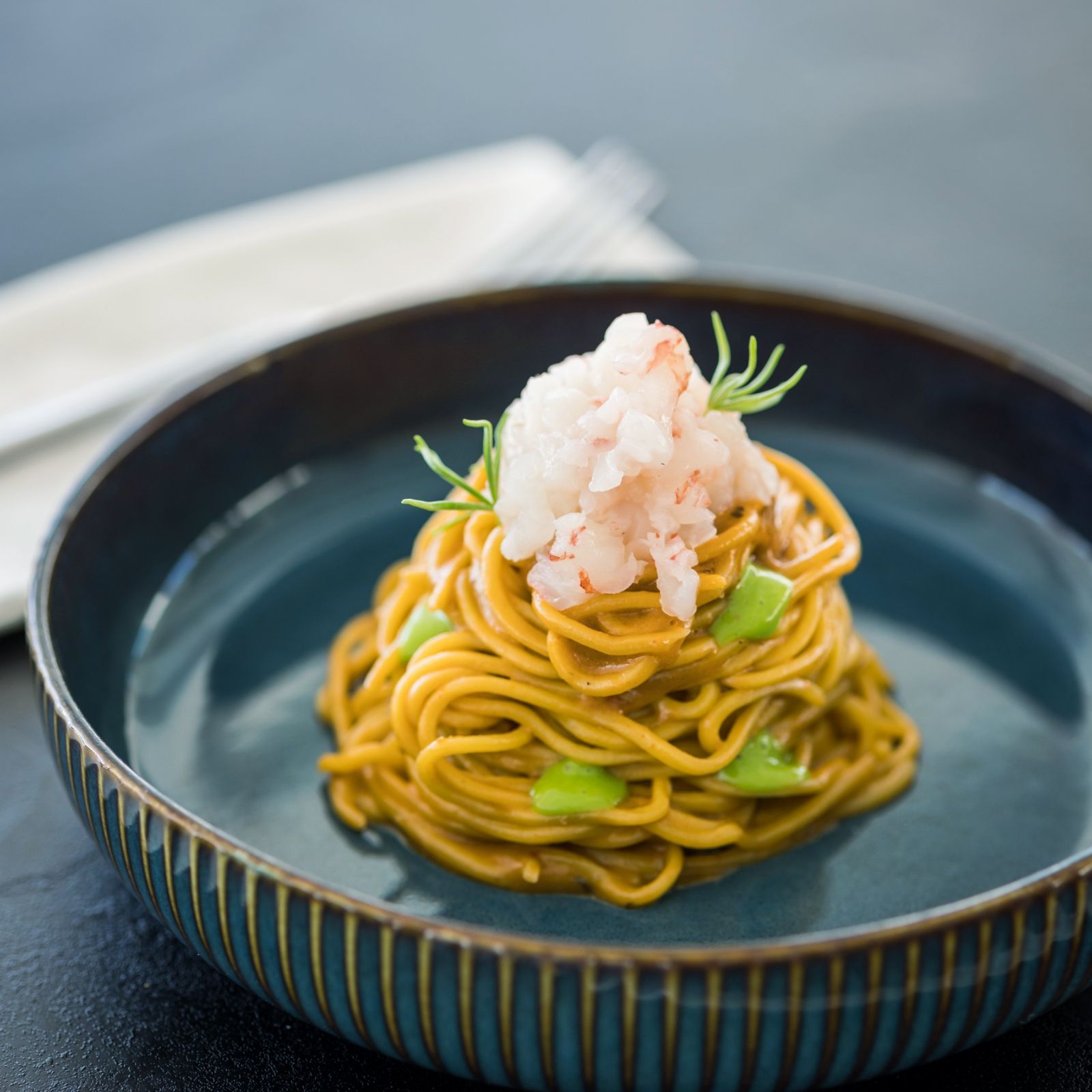 Una ciotola di noodles con gamberi sopra