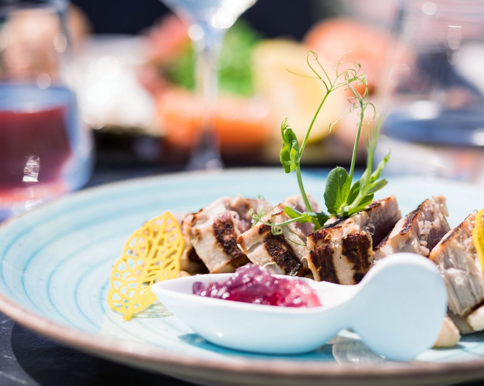 Un primo piano di un piatto di cibo con un cucchiaio su un tavolo.