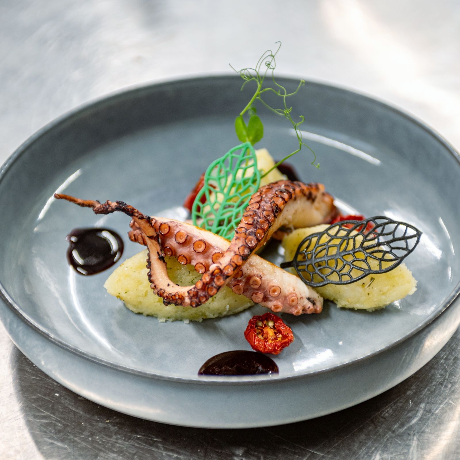 Un piatto di cibo con un polpo sopra