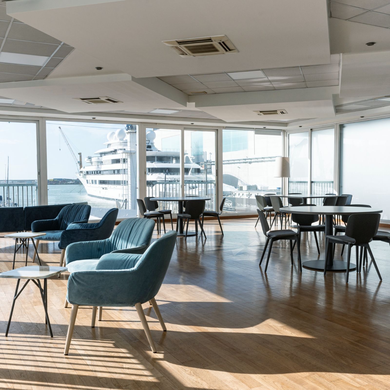 Una grande stanza con molte sedie e tavoli