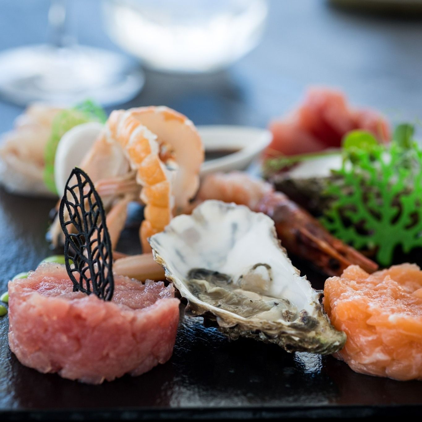 Un primo piano di un piatto di cibo con ostriche e gamberi