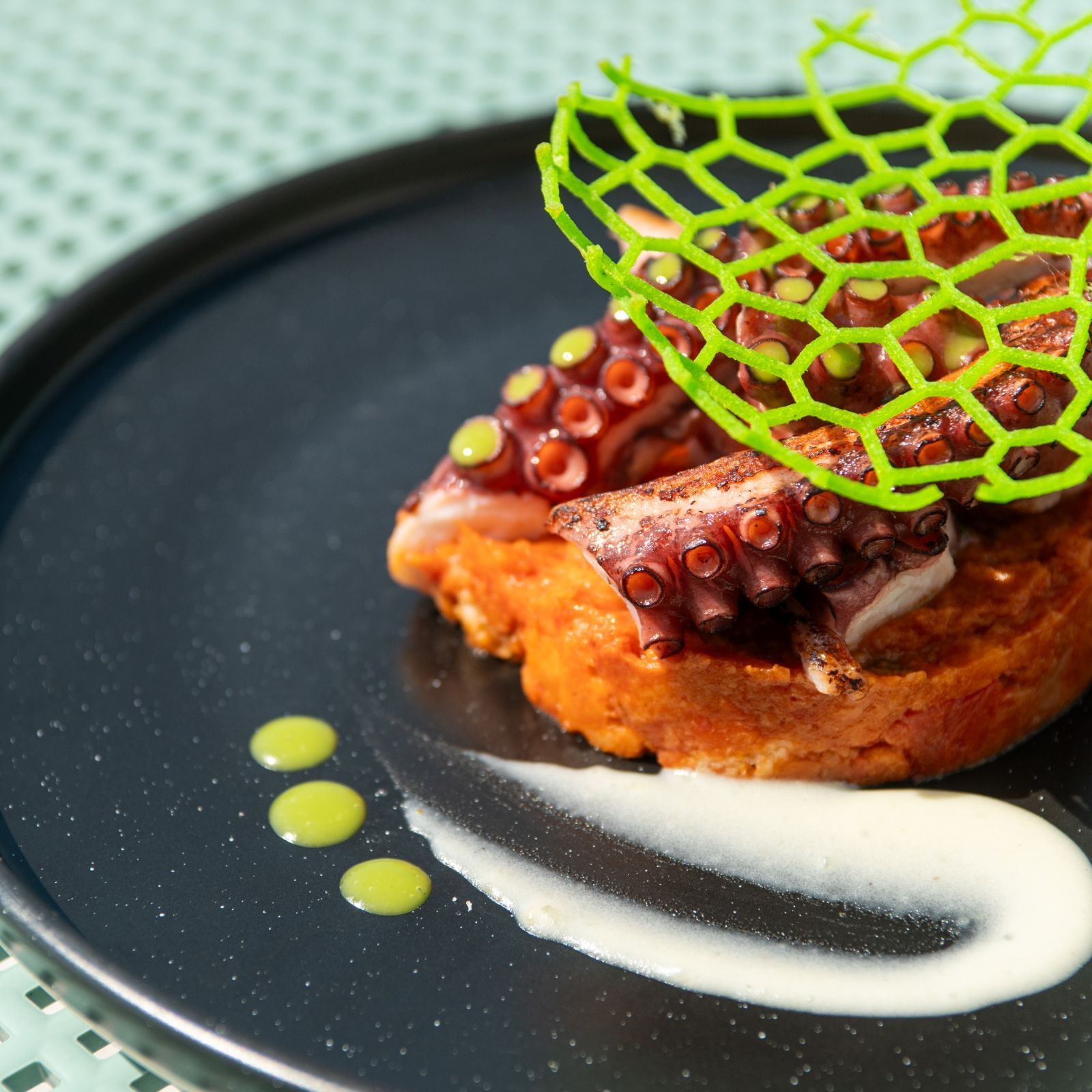 Un primo piano di un piatto di cibo con una foglia verde sopra