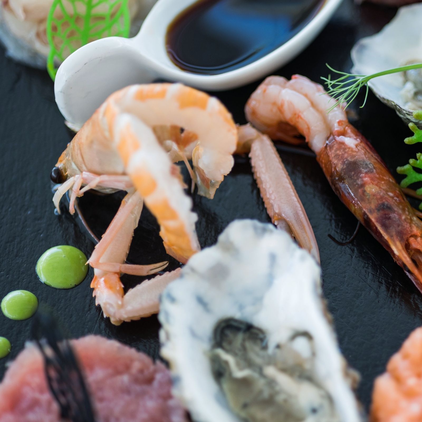 Un piatto di frutti di mare con gamberi e ostriche