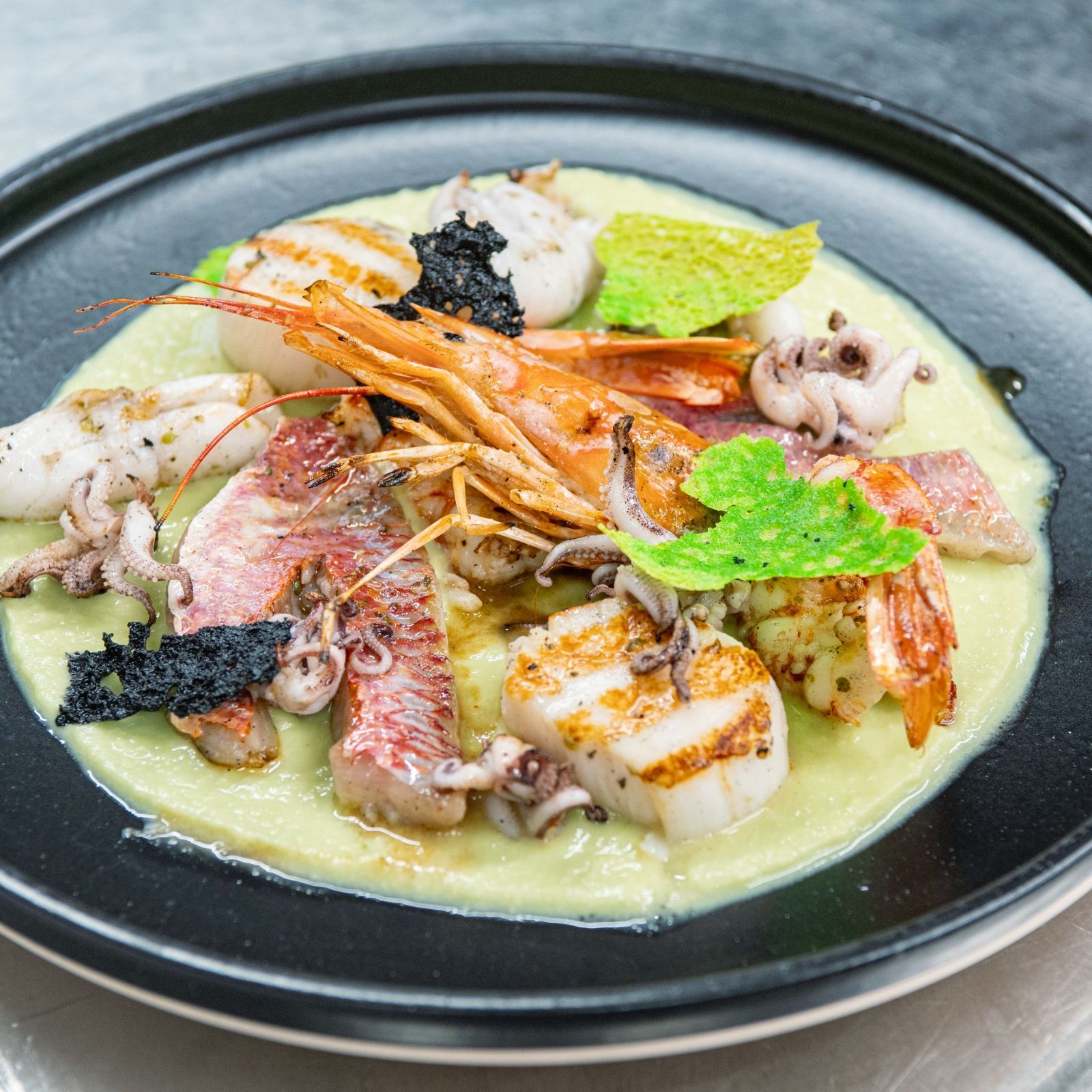 Un primo piano di un piatto di frutti di mare su un tavolo