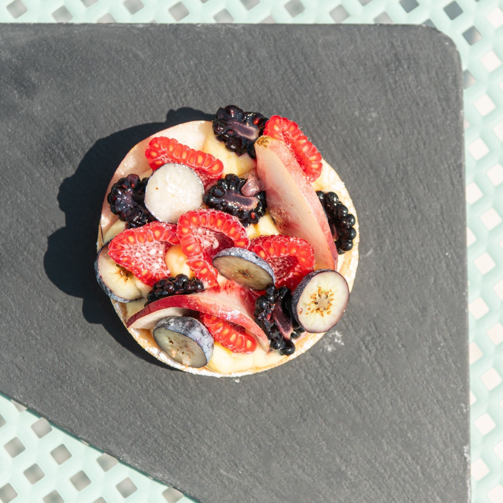 Un piatto di cibo con sopra delle bacche su un tavolo