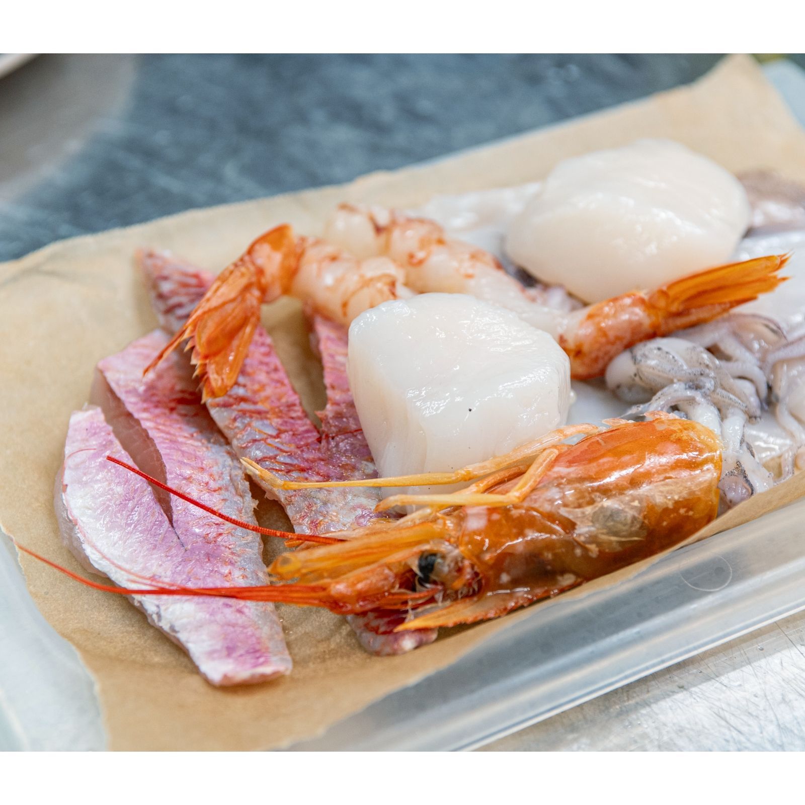 Primo piano di un piatto di frutti di mare su un tavolo.