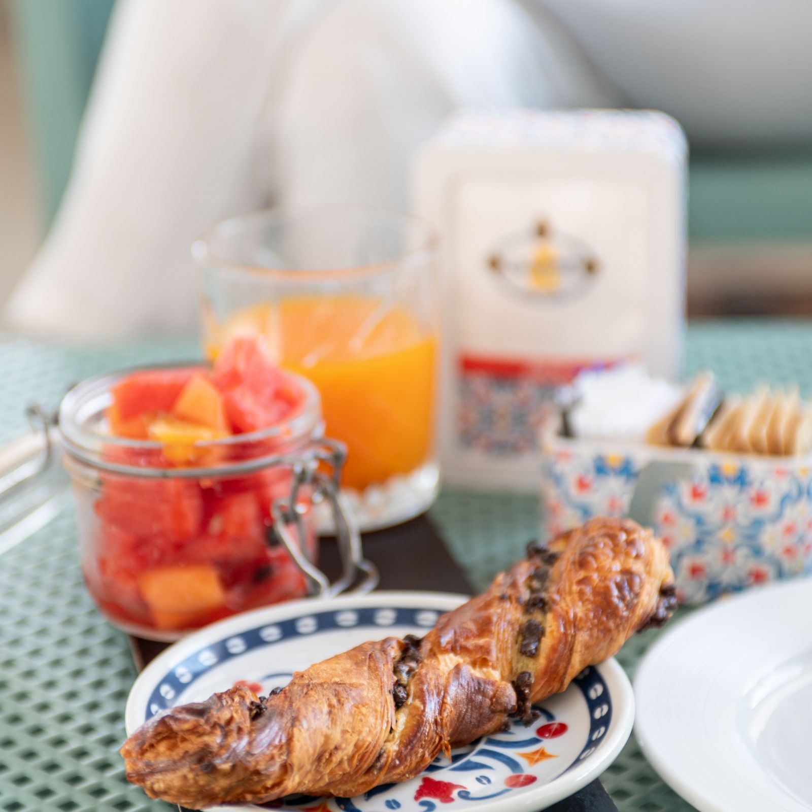 Un piatto di cibo con sopra un pasticcino