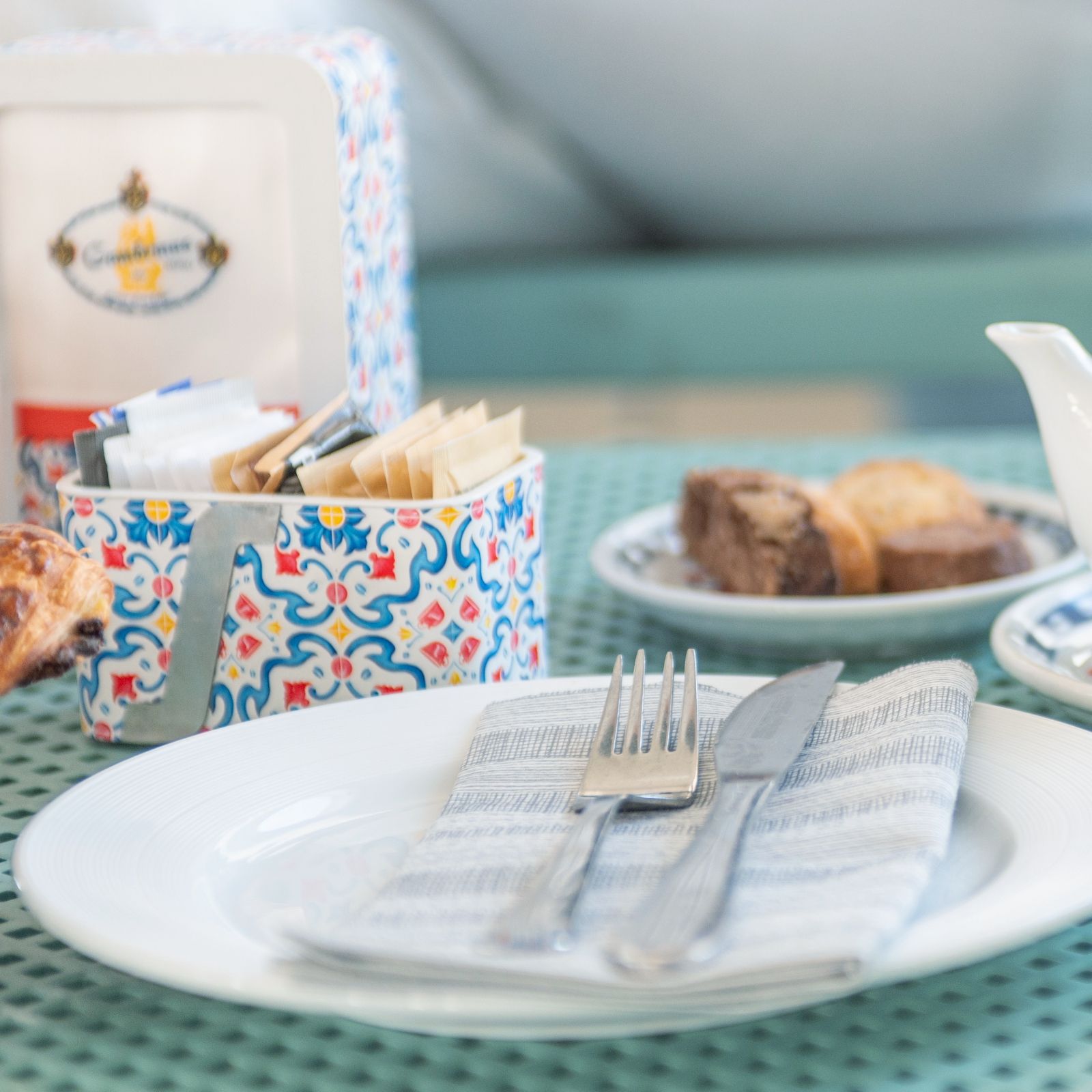 Un piatto bianco con posate e un tovagliolo sopra