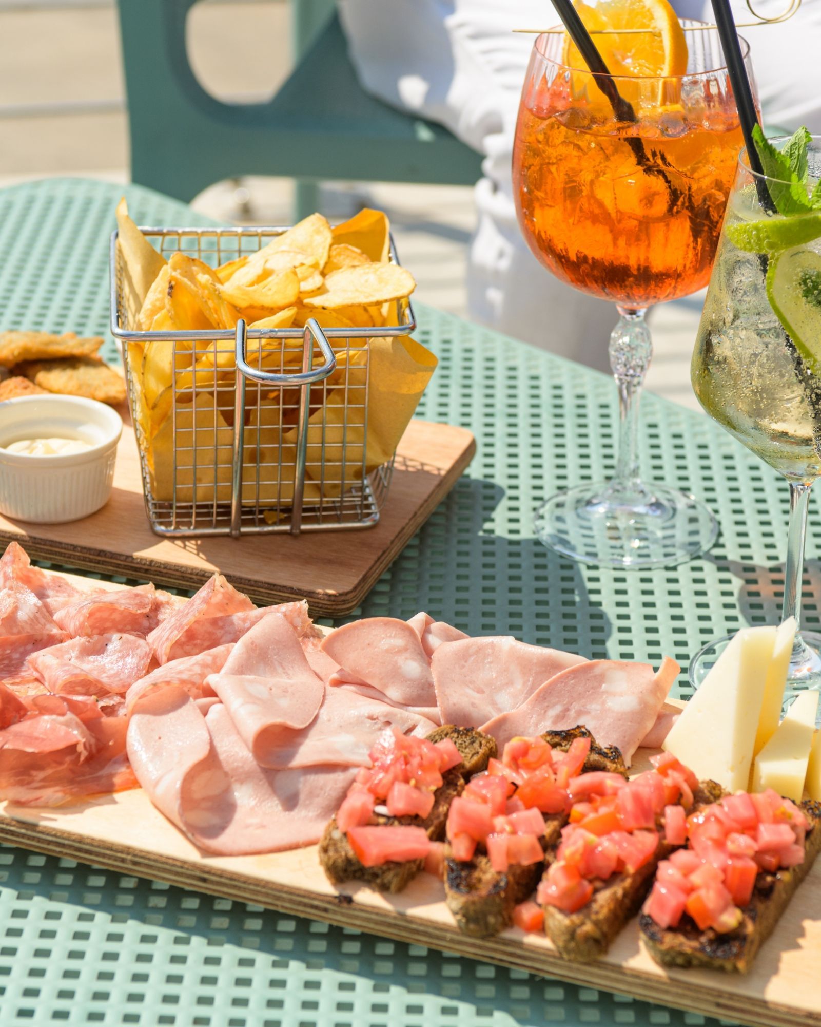 Un tavolo apparecchiato con una varietà di cibi e bevande.