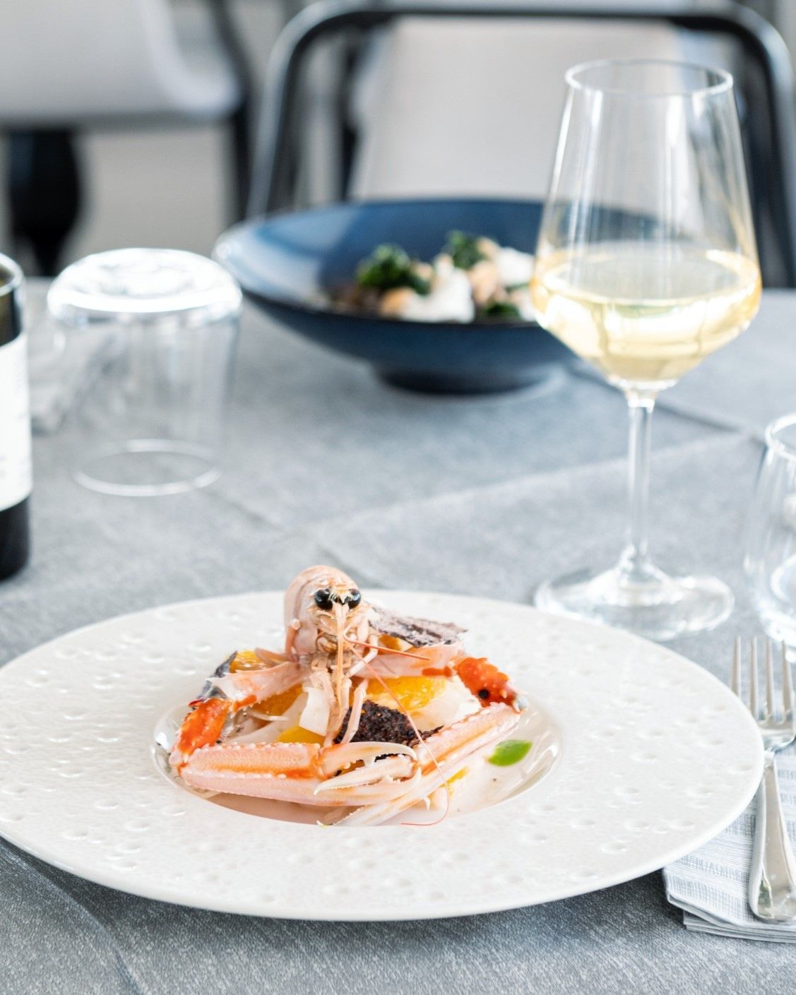 Un piatto di cibo e un bicchiere di vino su un tavolo