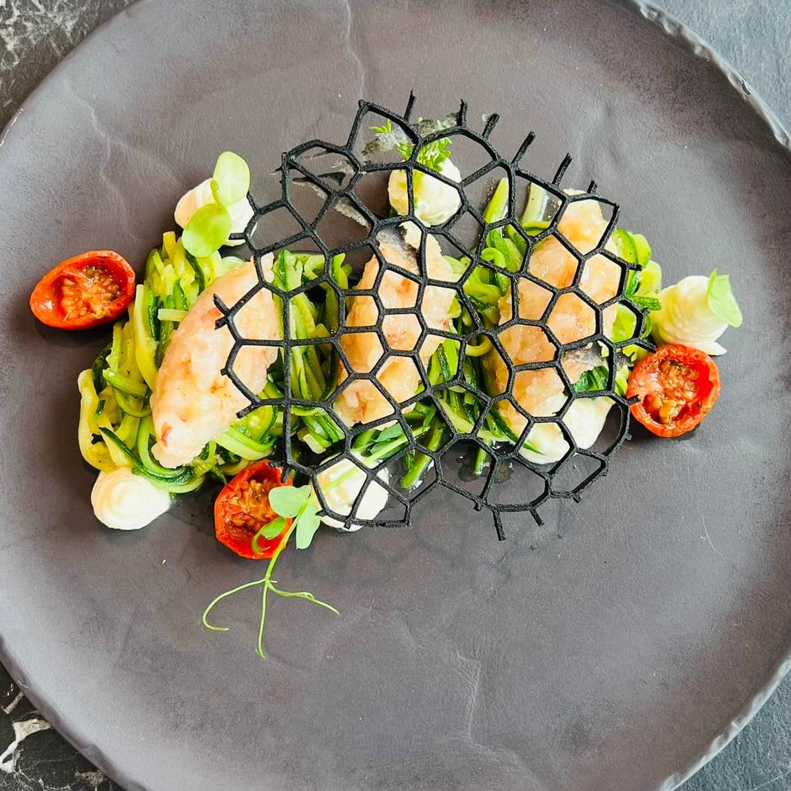 Un primo piano di un piatto di cibo su un tavolo