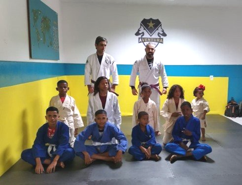 Um grupo de crianças posa para uma foto em frente a uma placa que diz brasilia