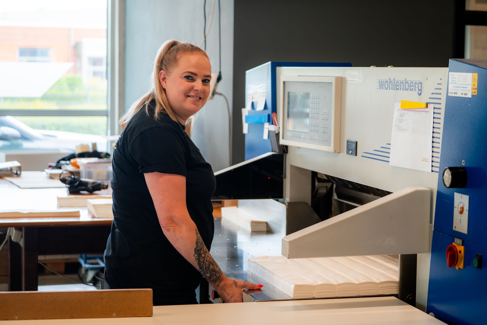 Wendy achter de snijmachine