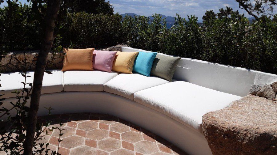 divano in muratura con cuscini colorati