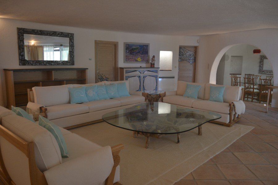 seduta a ferro di cavallo con tavolo al centro