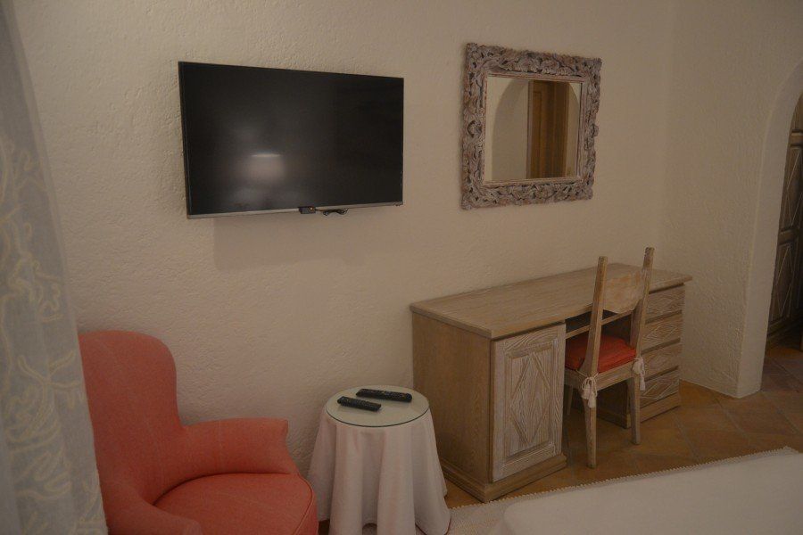 mobile in legno intarsiato