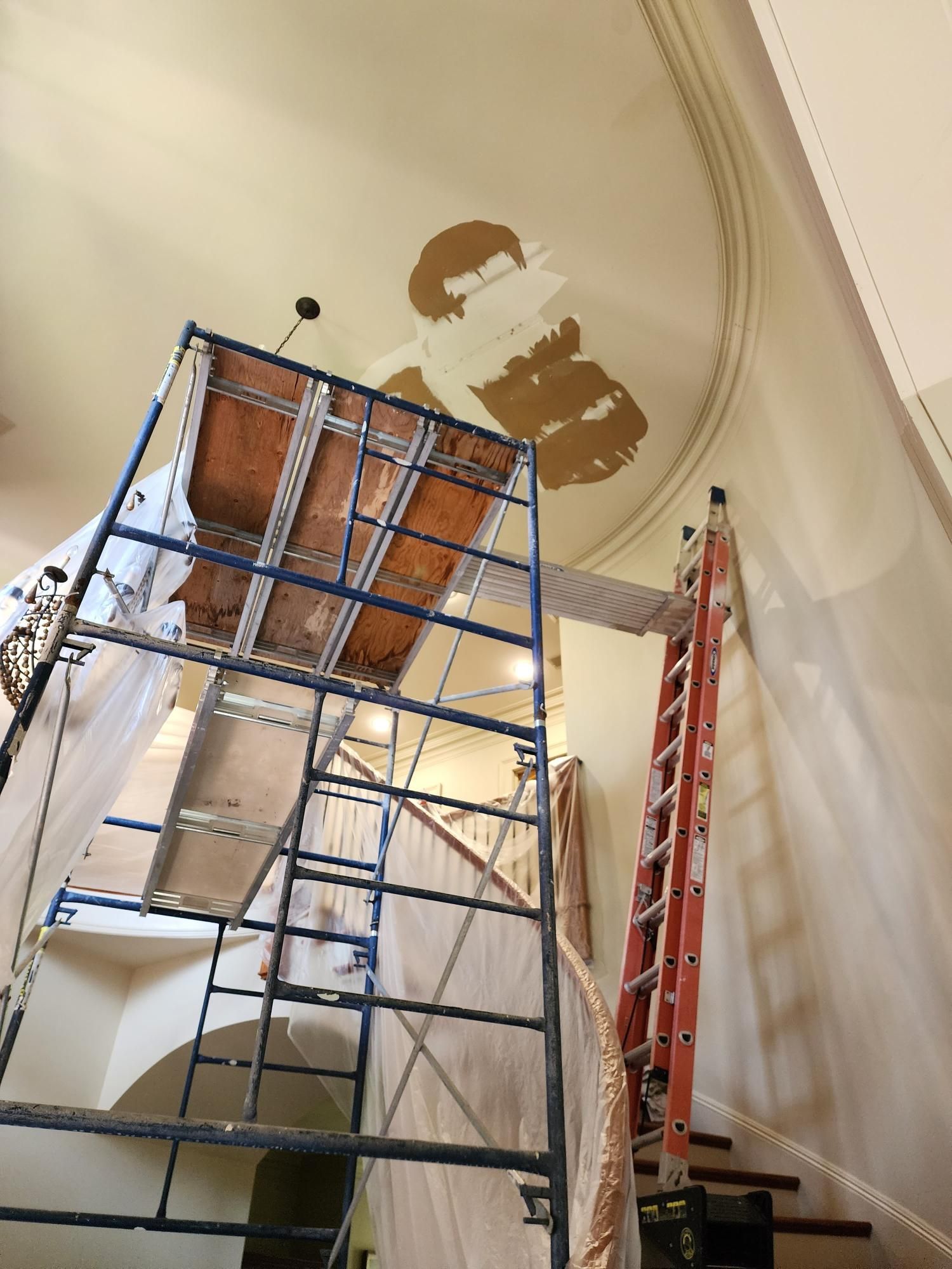 A ladder is sitting on top of a scaffolding in a room.