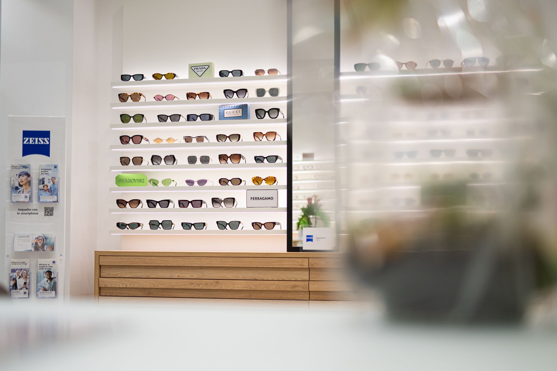 Occhiali da sole esposti sugli scaffali di un negozio di ottica.