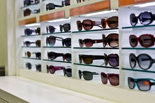Scaffale di un negozio con occhiali da sole