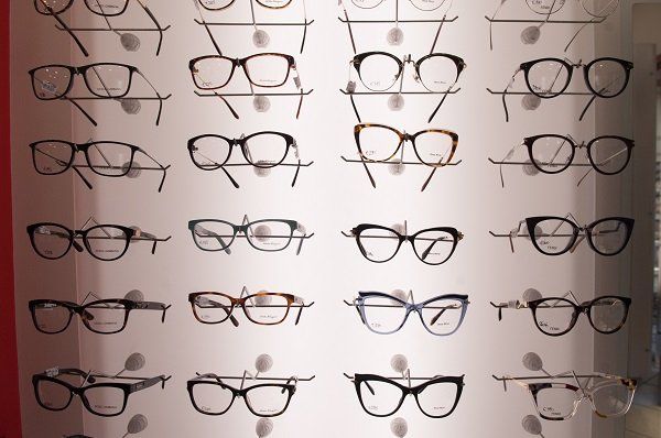 Vasta offerta di occhiali da vista su uno scaffale
