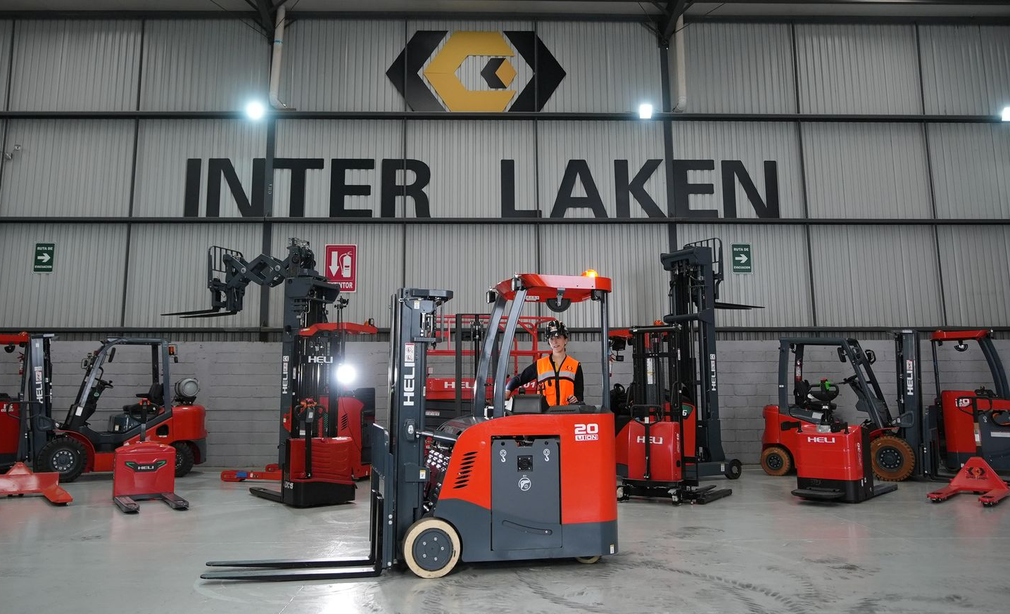 Una fila de camiones semirremolque circula por una carretera.