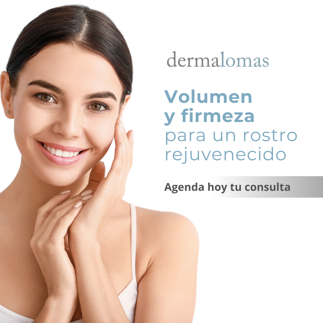 Una mujer sonríe y se toca la cara con las palabras volumen y firmeza para un rostro rejuvenecido