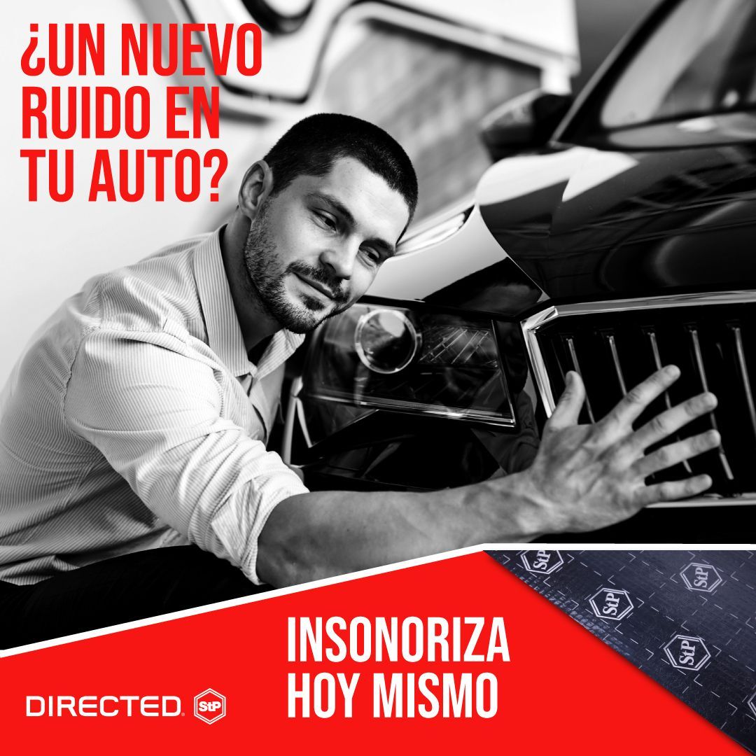 Un hombre está mirando debajo del capó de un coche.