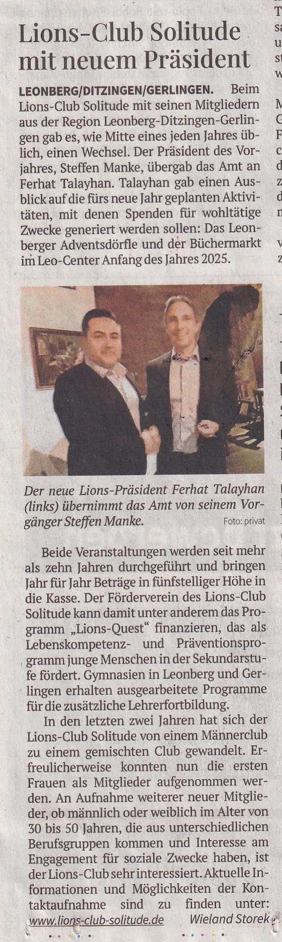 Ein Zeitungsartikel zeigt zwei Männer im Smoking, die nebeneinander stehen