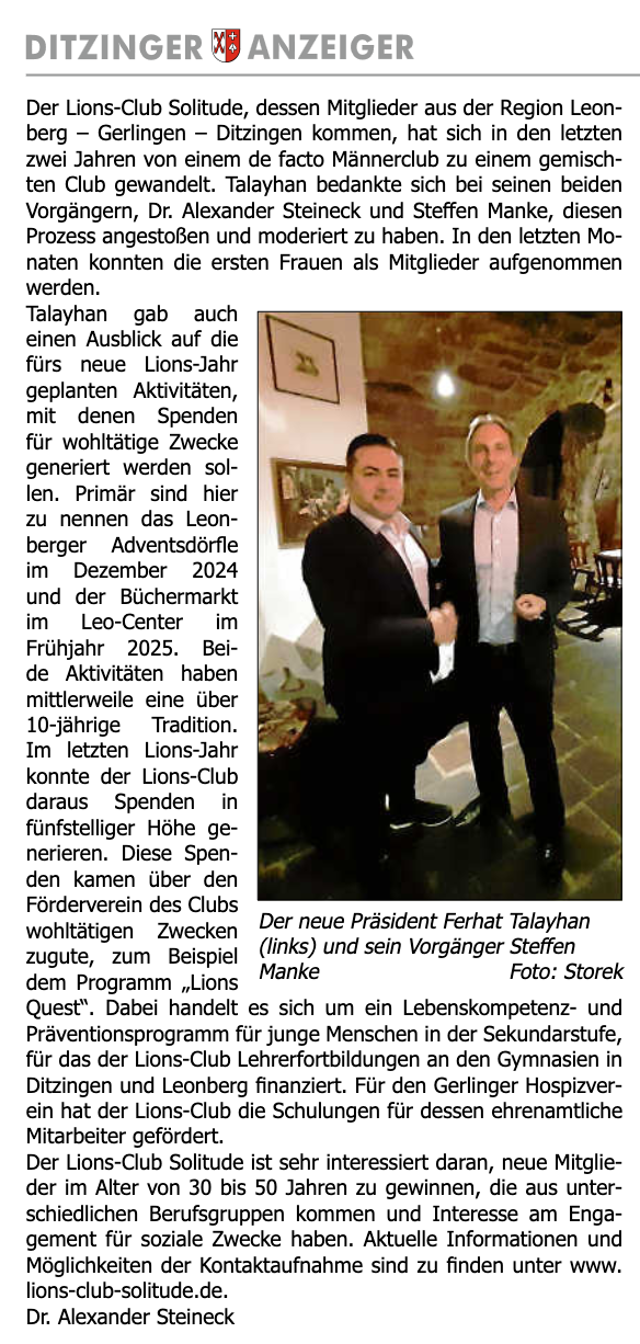 In einem Zeitungsartikel geben sich zwei Männer die Hand.