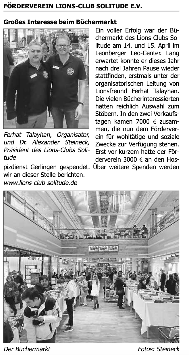 Eine Gruppe von Menschen, die nebeneinander in einem Raum stehen.