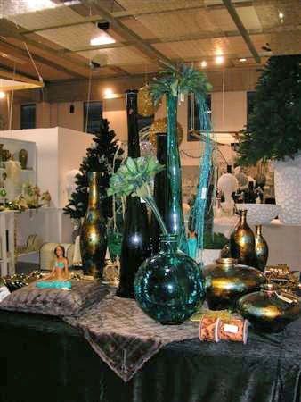 Tavola decorata con addobbi floreali verde acqua