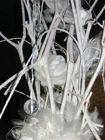 Composizione con rami e fiori bianchi