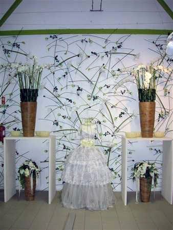 Allestimento floreale con abito da sposa