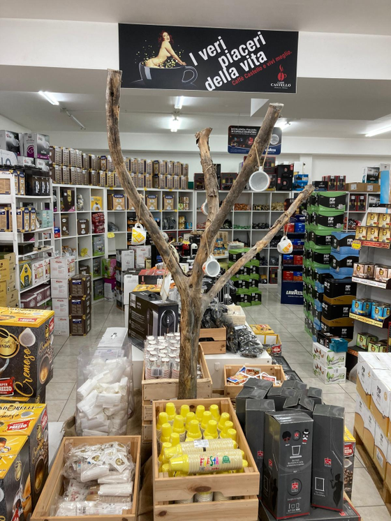 Un'esposizione di prodotti da caffè