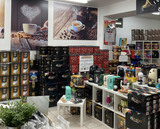 L'interno del negozio di caffè Voglia di...