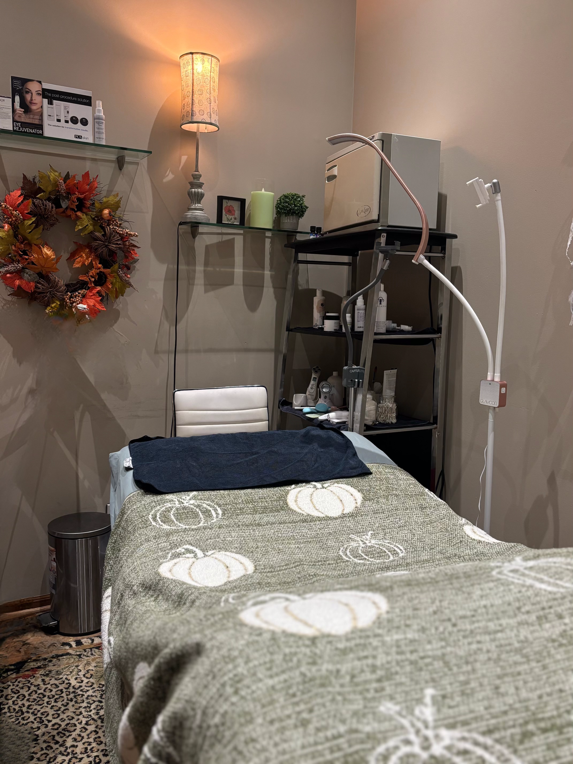 A room with a bed and a wreath on the wall.