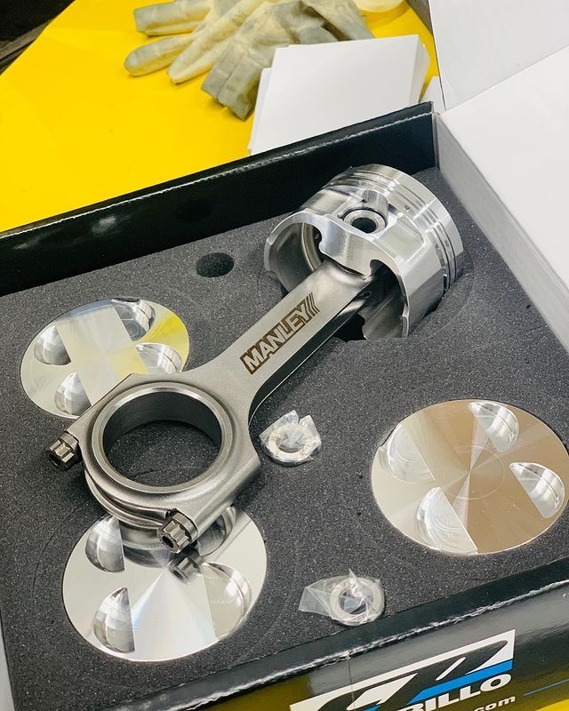 A piston in a box that says manisk on it