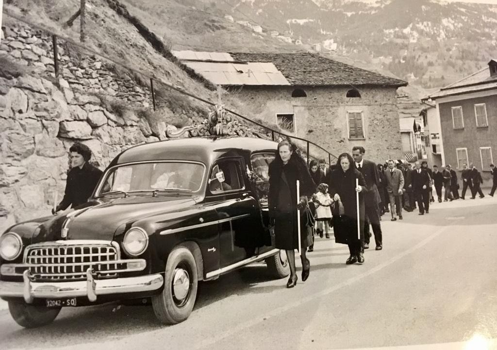 Una foto in bianco e nero di un corteo funebre
