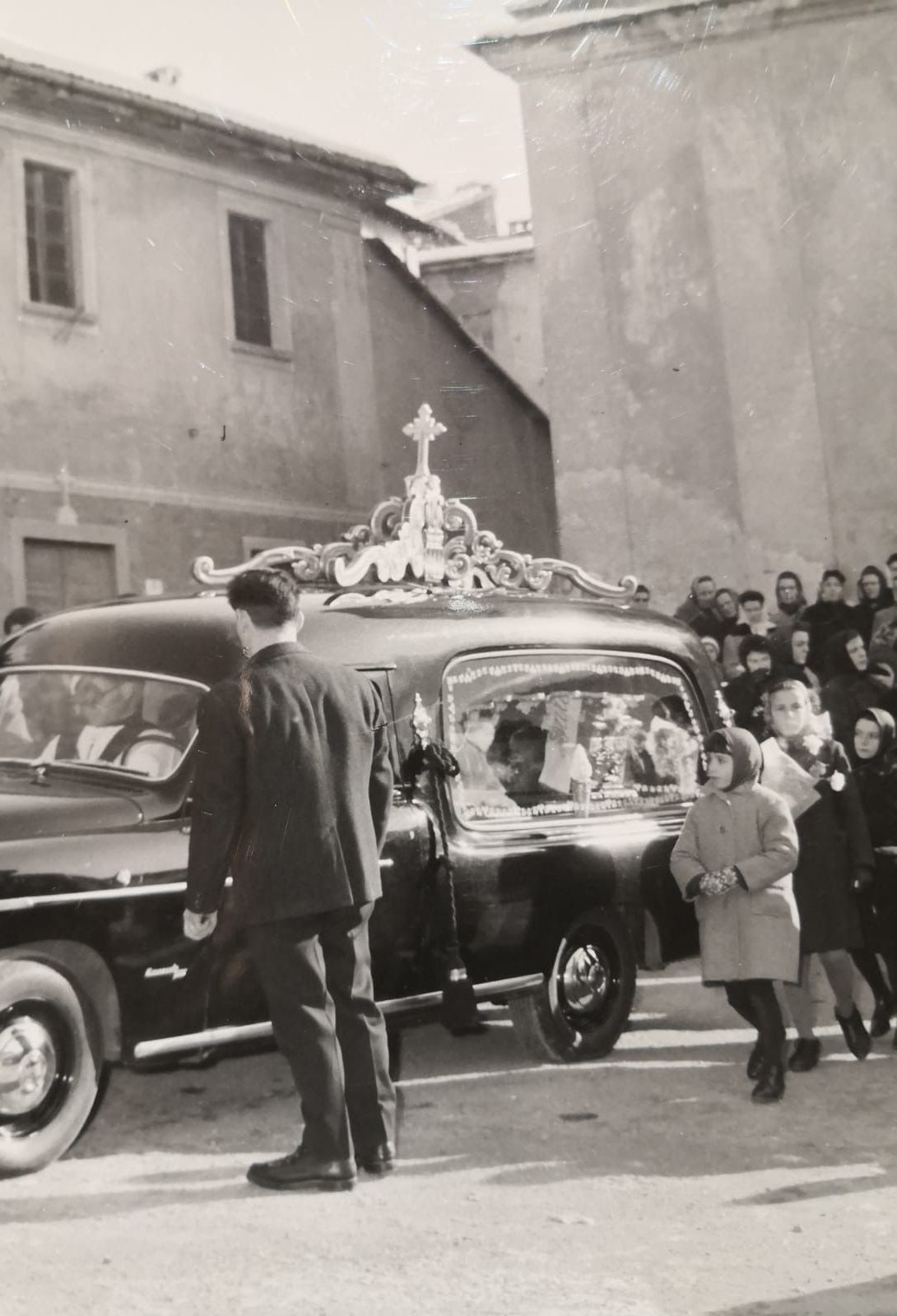 Una foto in bianco e nero di un corteo funebre