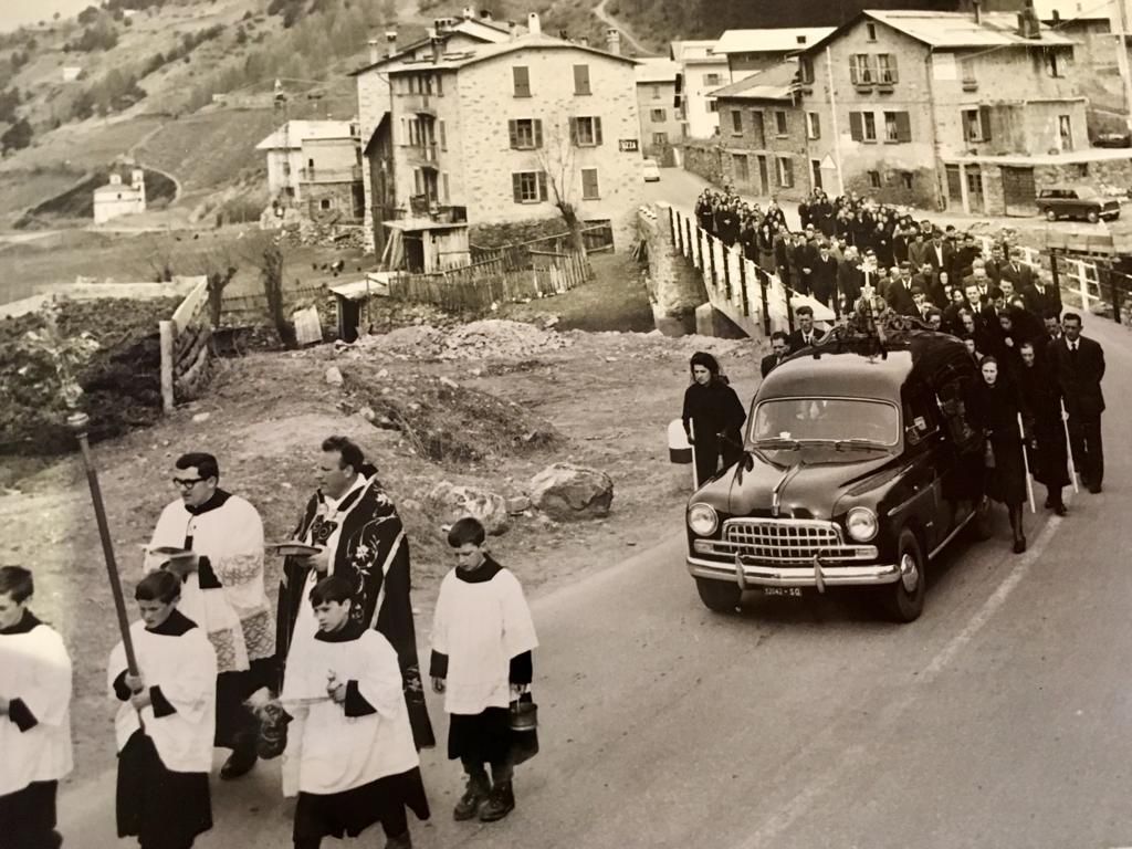 Una foto in bianco e nero di un corteo funebre