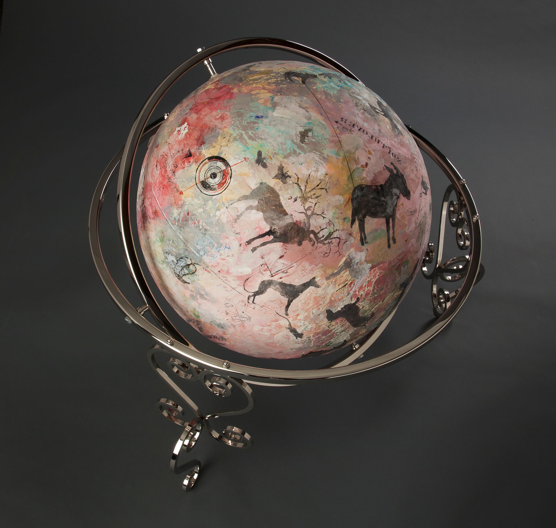 Globe sculptural avec des chevaux peints dessus, maintenu dans un cadre en argent.