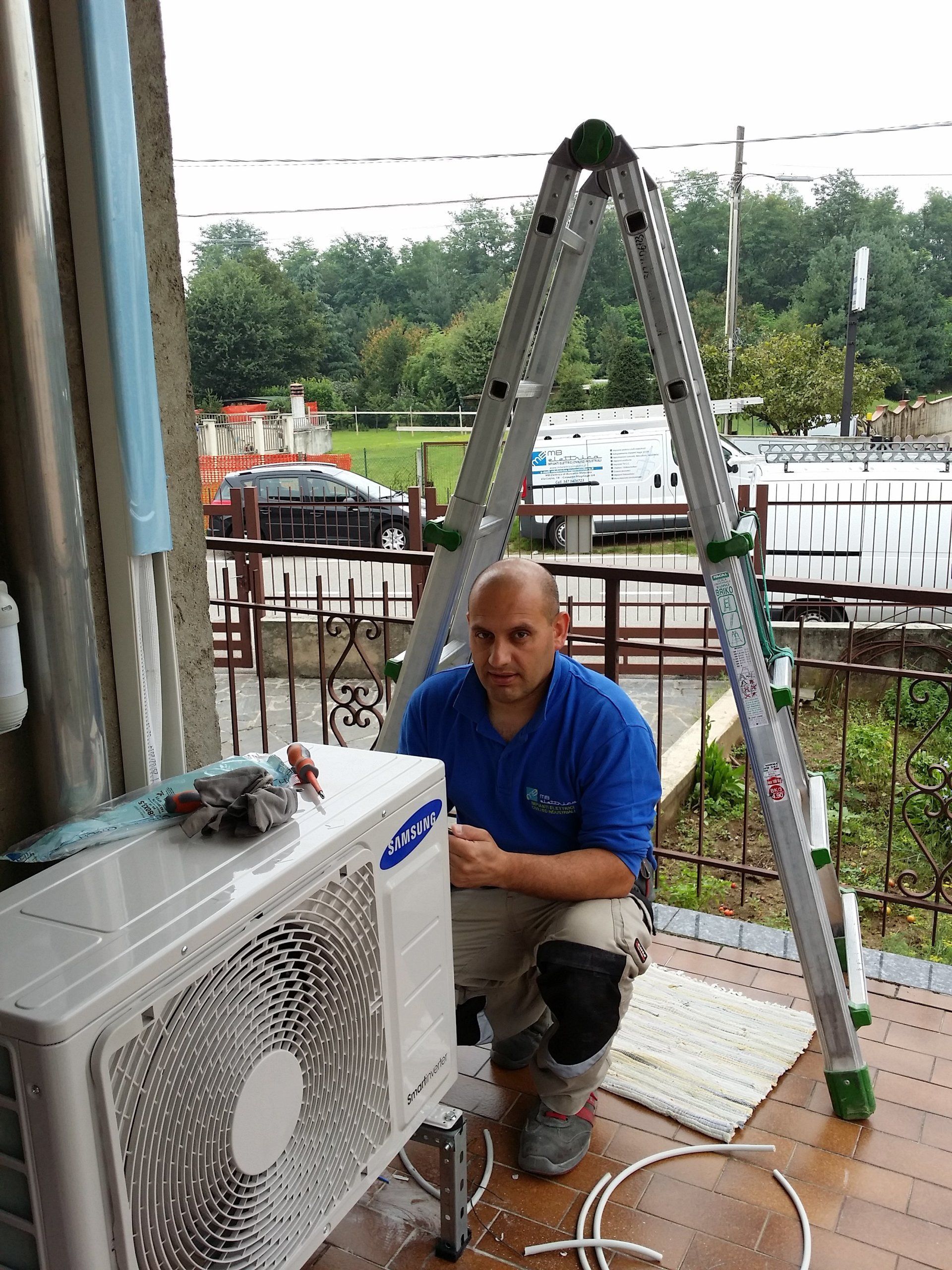 tecnico durante la riparazione di un impianto di climatizzazione