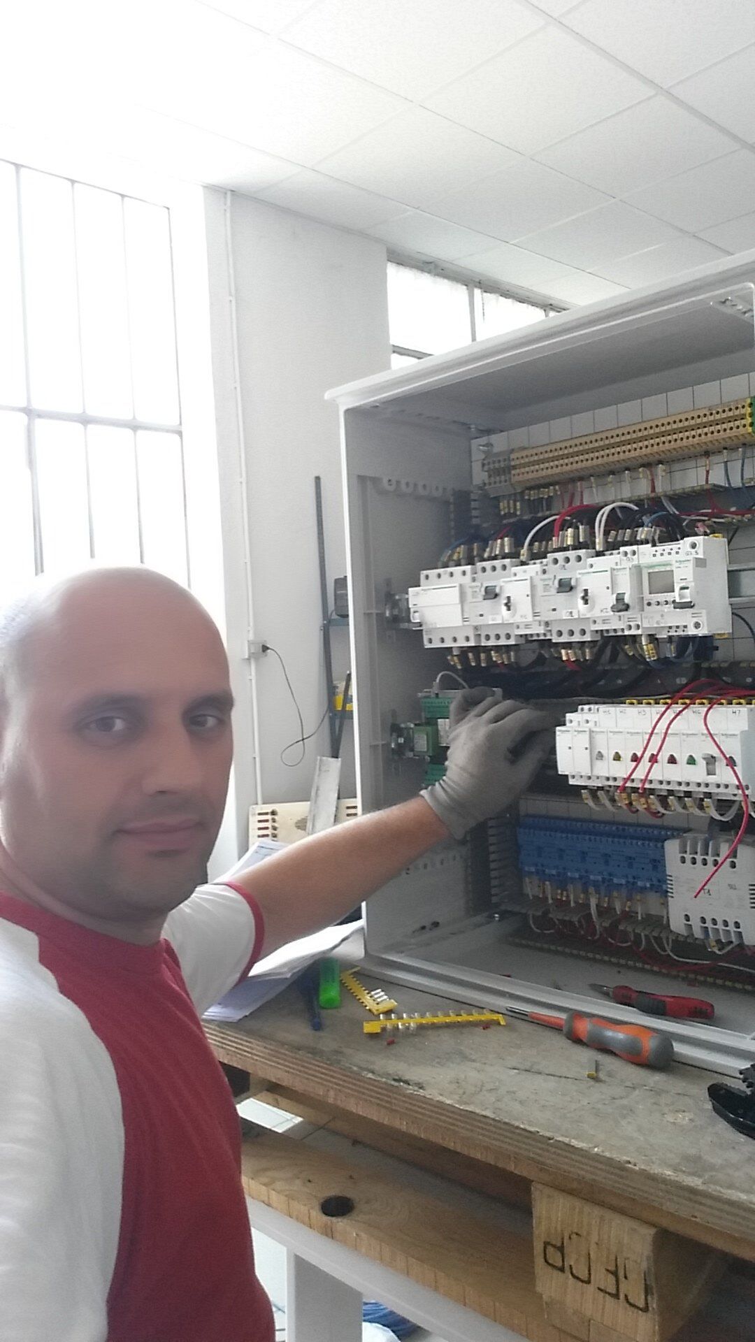 elettricista durante il controllo di un quadro elettrico