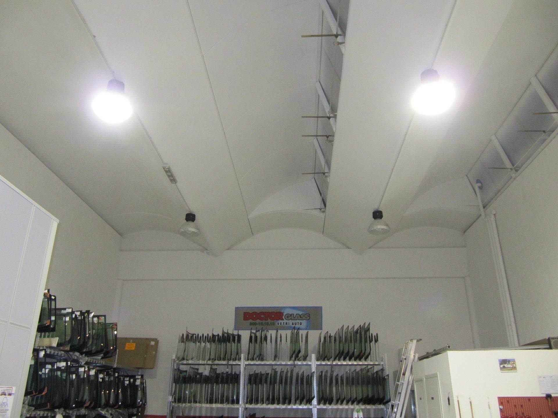 impianto di illuminazione in un deposito di parabrezza auto