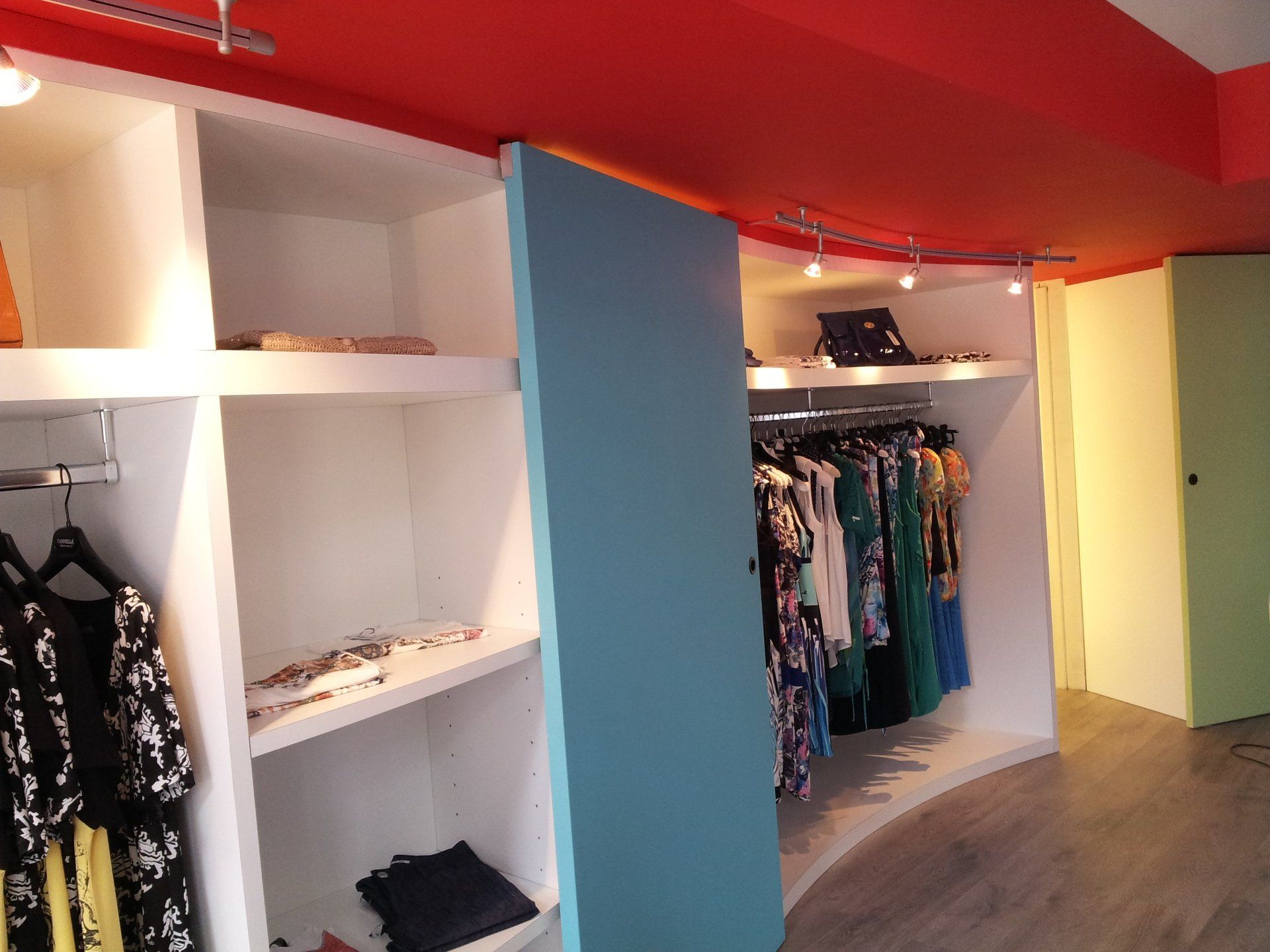 illuminazione per interni in una cabina armadio